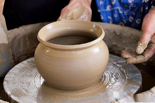 曼飛龍村傣陶制作坊,泥巴燒成 金缽缽